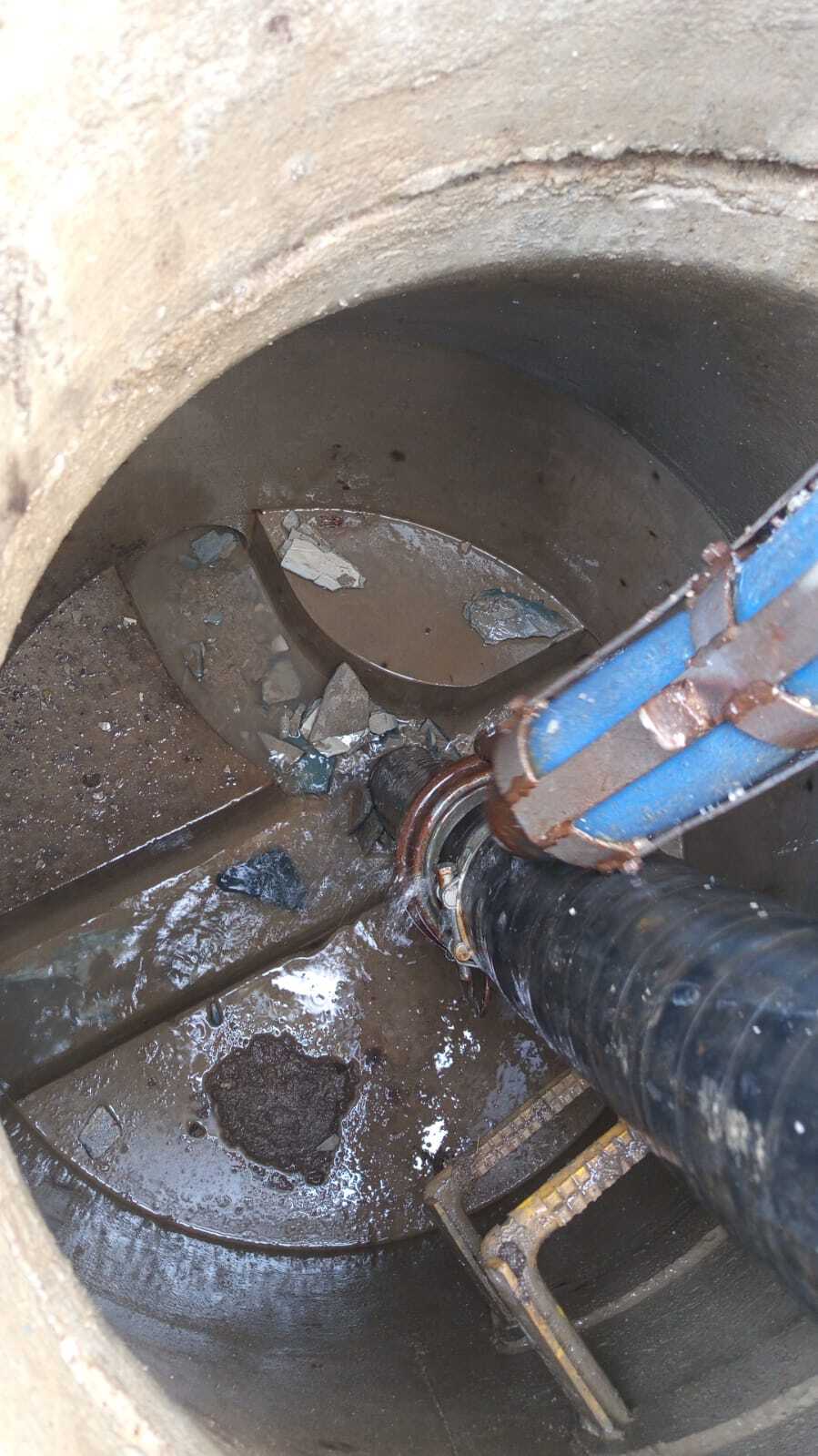 Separator przed wyczyszczeniem Separator zanieczyszczony przed czyszczeniem – widoczne osady i nagromadzone odpady.