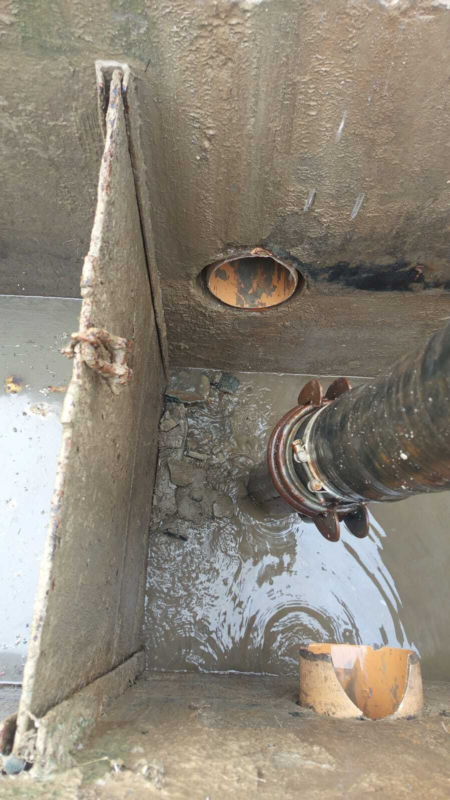 Separator w trakcie czyszczenia Separator w trakcie czyszczenia – usuwanie osadów przy użyciu węża ciśnieniowego